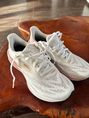 Brooks Launch 11 Running Shoe - Women's size 9